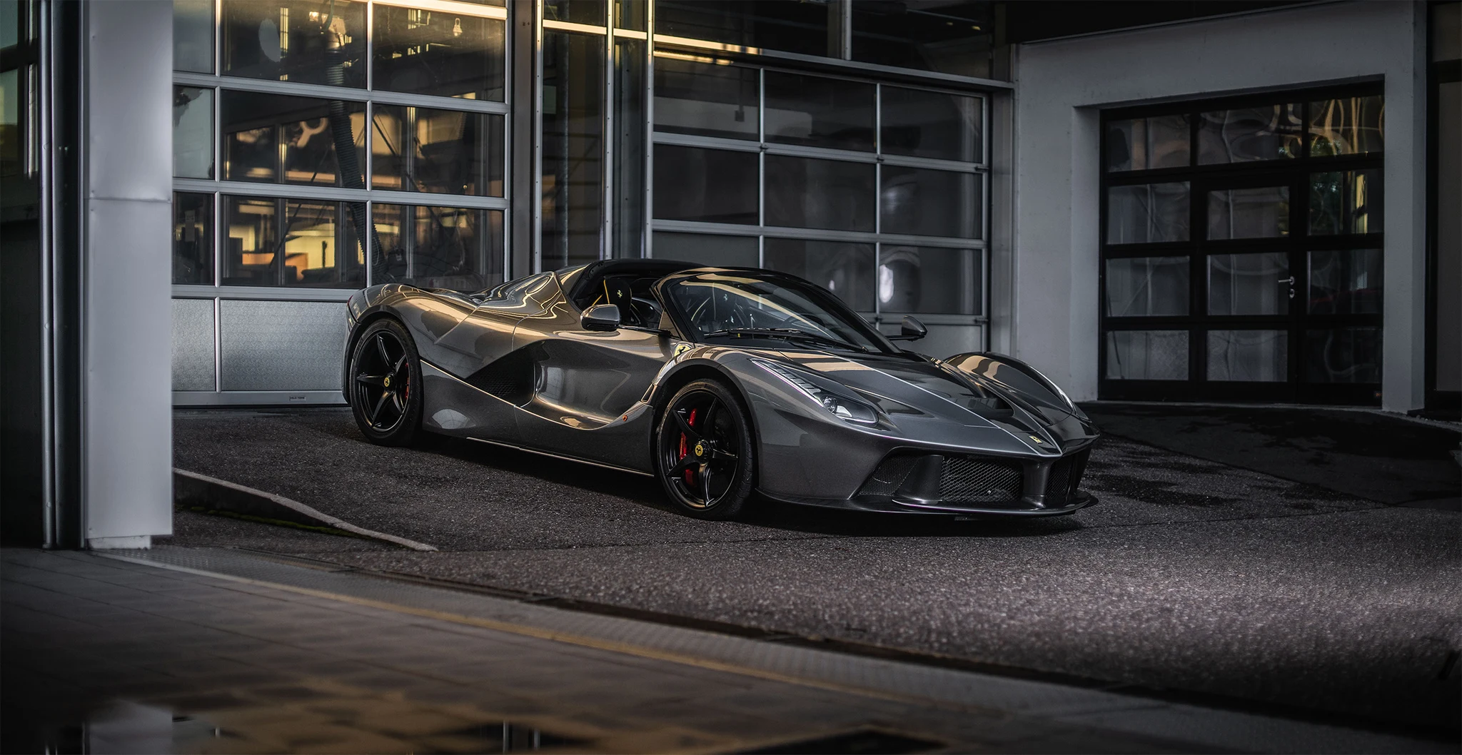 Ferrari LaFerrari outside a building, in the photograph published on the Gohm group’s official contact page.