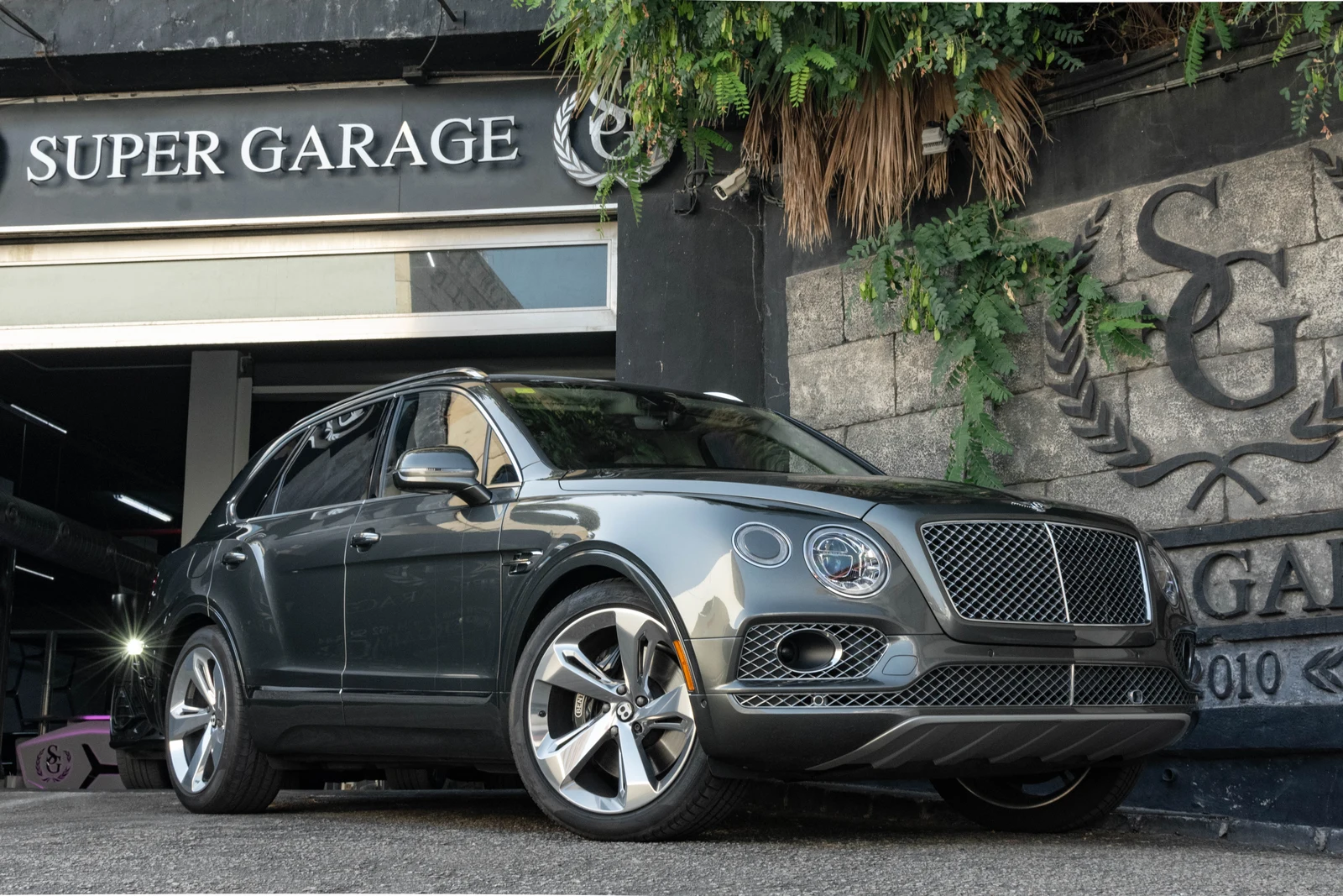 Car offered by SuperGarage Marbella, photographed by the seller.