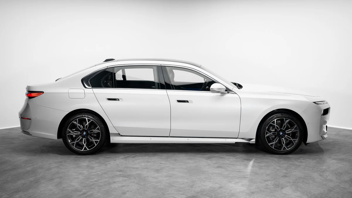 BMW 735i, 2/10