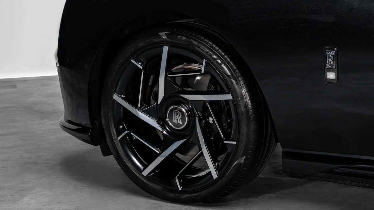 Rolls-Royce Spectre Black Badge, 8/10