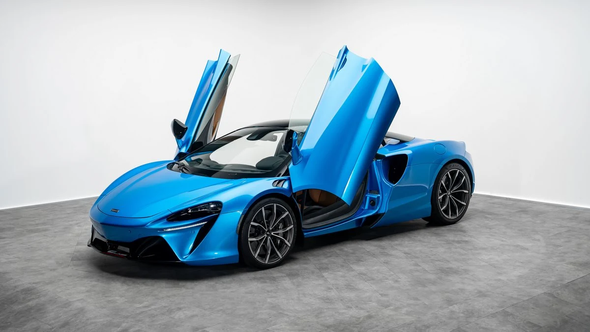 Seller photograph: McLaren Artura Ludus Blue