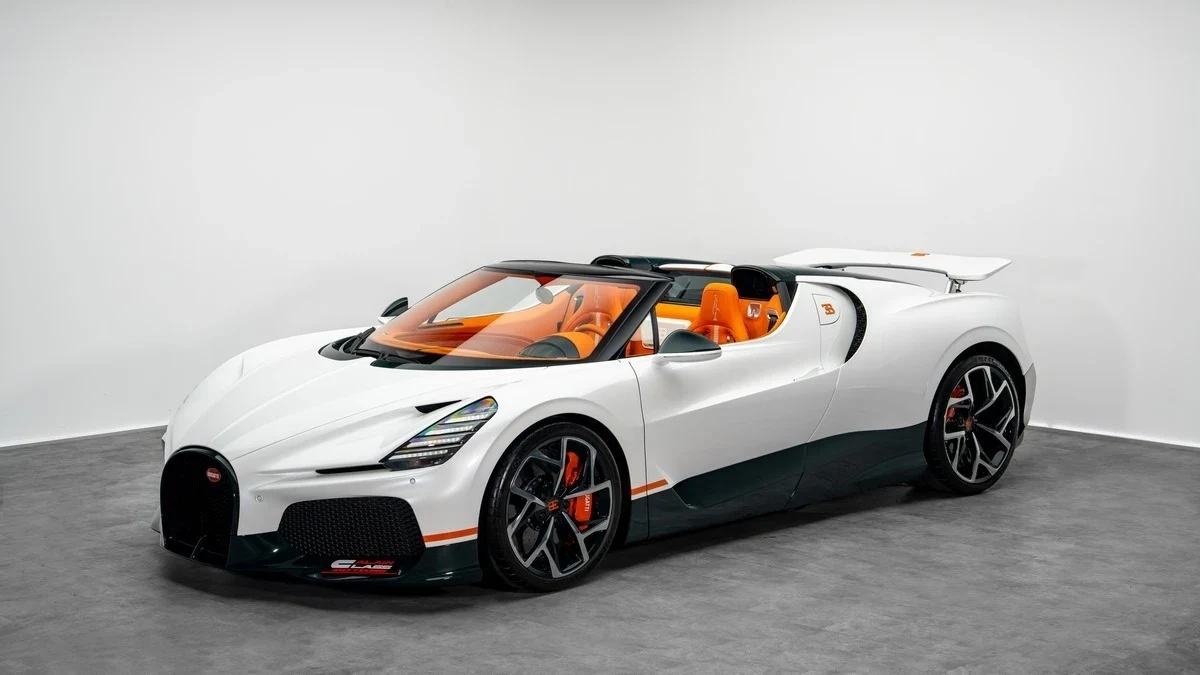 2025 Bugatti W16 Mistral, front three-quarter view, White | Green Carbon Fibre