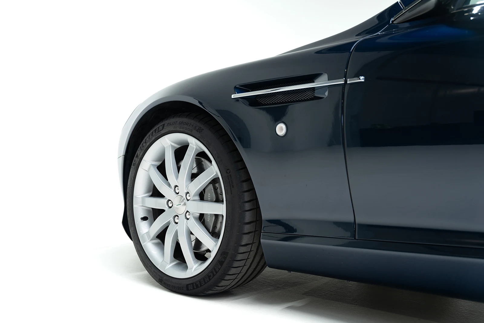 Aston Martin DB9, 5/9