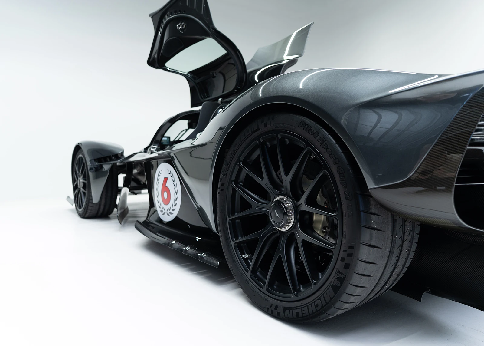 Aston Martin Valkyrie, 4/9