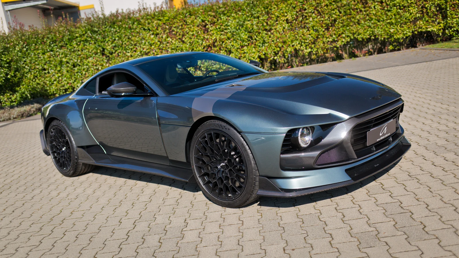 Aston Martin Valour, 2/10