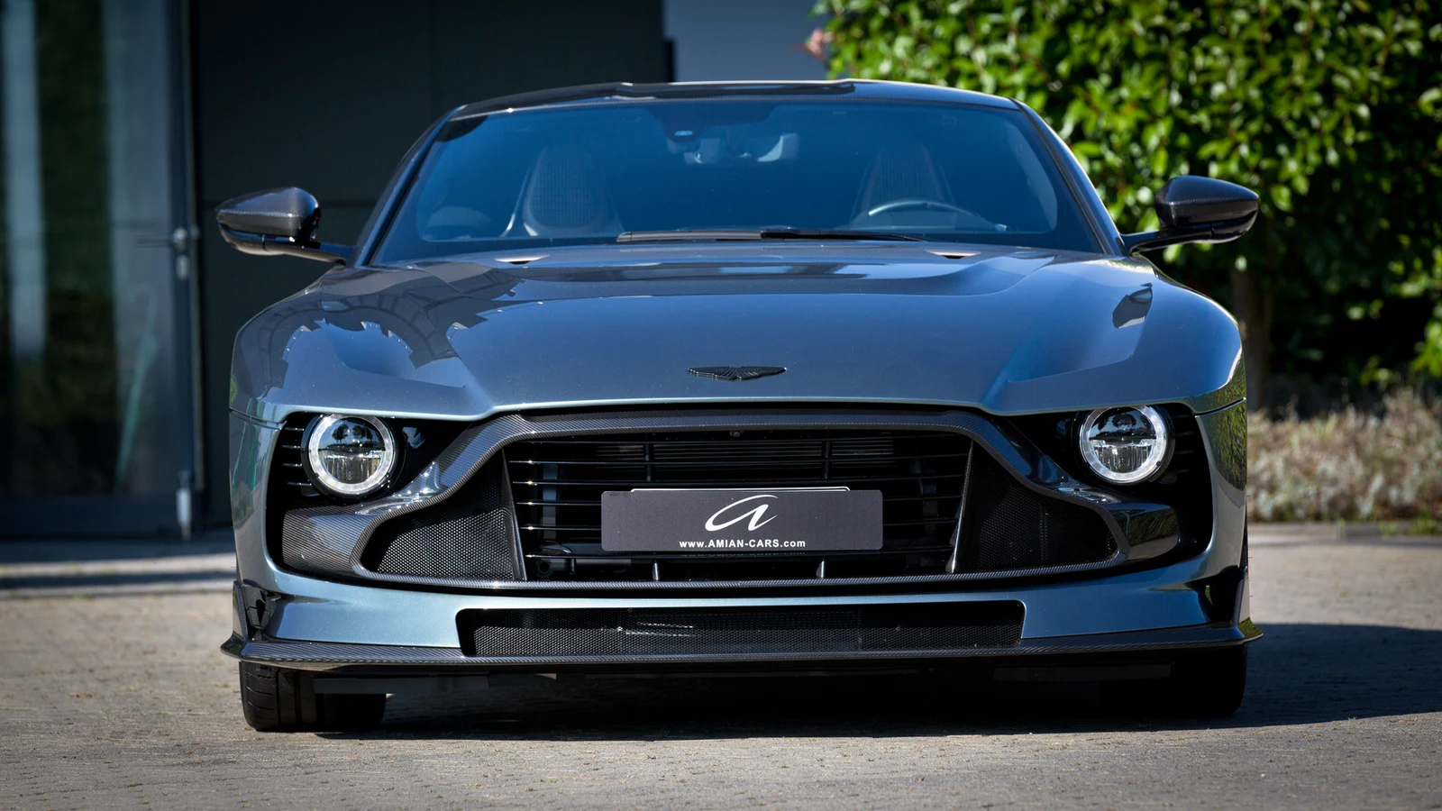 Aston Martin Valour, 3/10