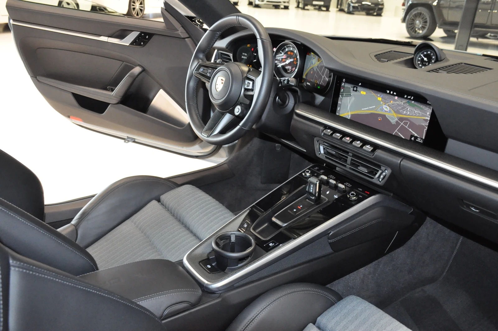 Porsche 911 Carrera 4S (992), 4/10
