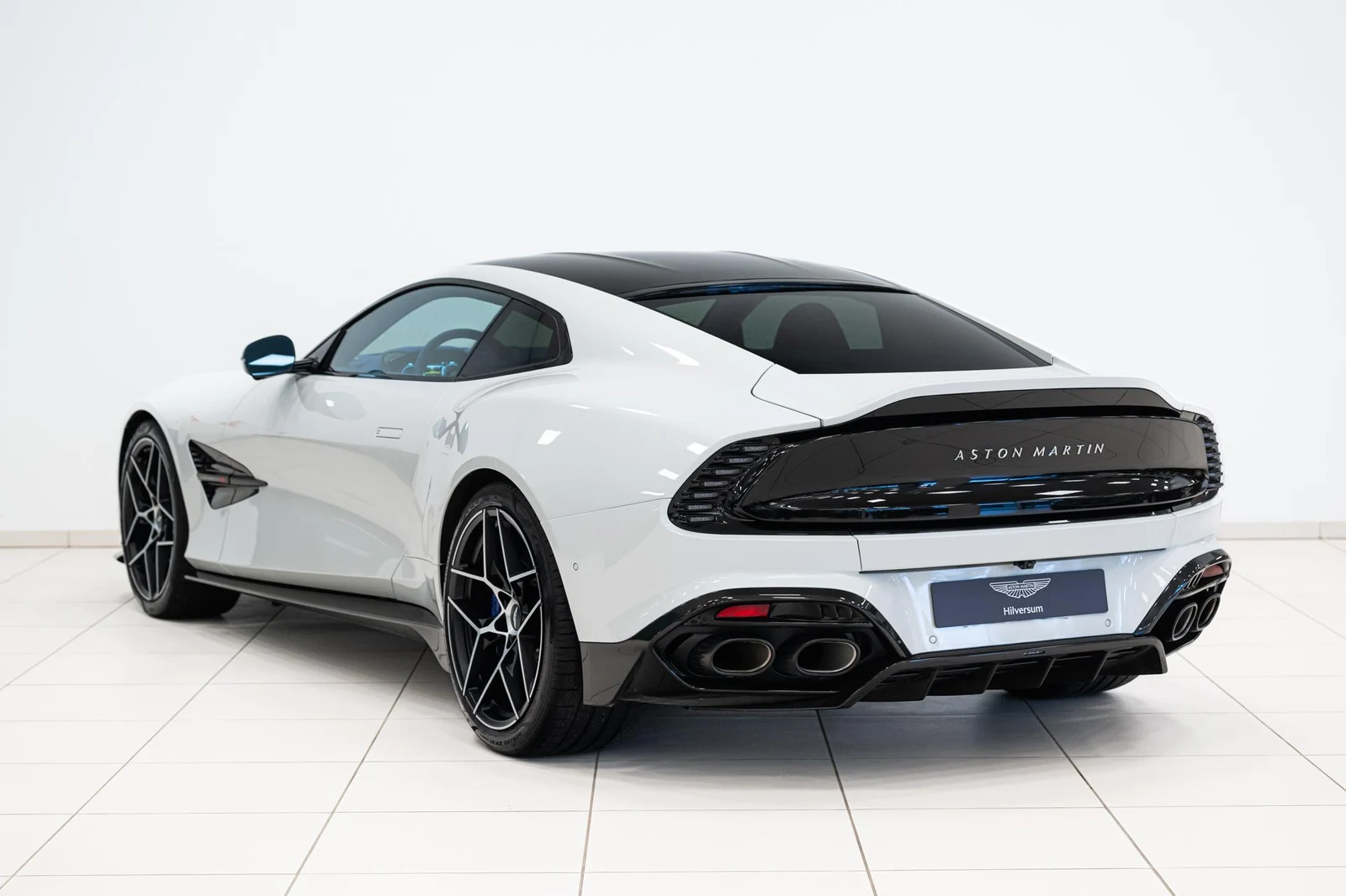 Aston Martin Vanquish, 3/10