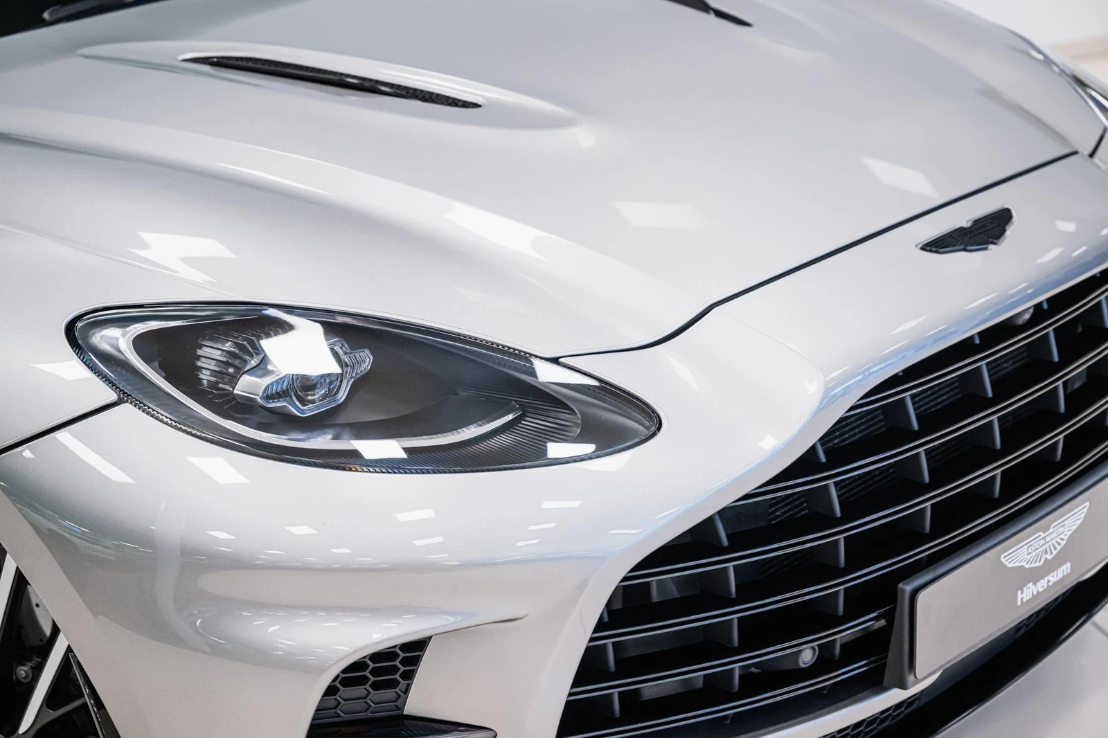 Aston Martin DBX 707, 2/10