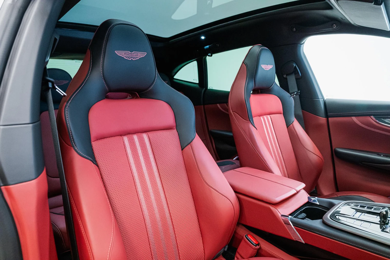 Aston Martin DBX 707, 7/10
