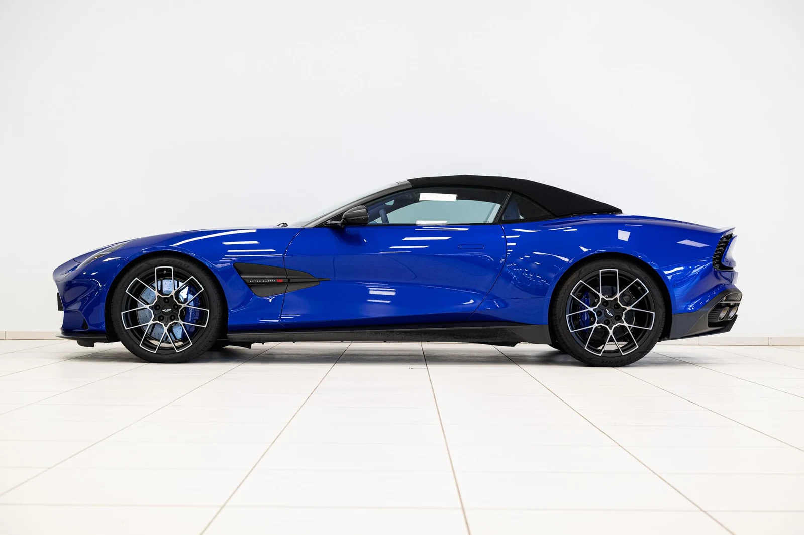 Aston Martin Vanquish Volante, 9/10