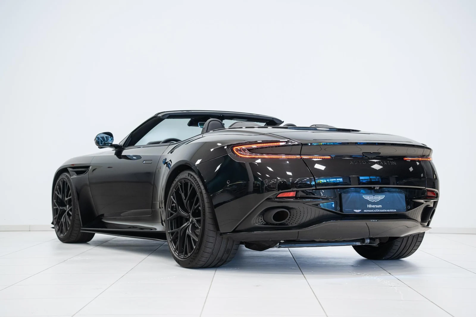 Aston Martin DB12 Volante, 2/10