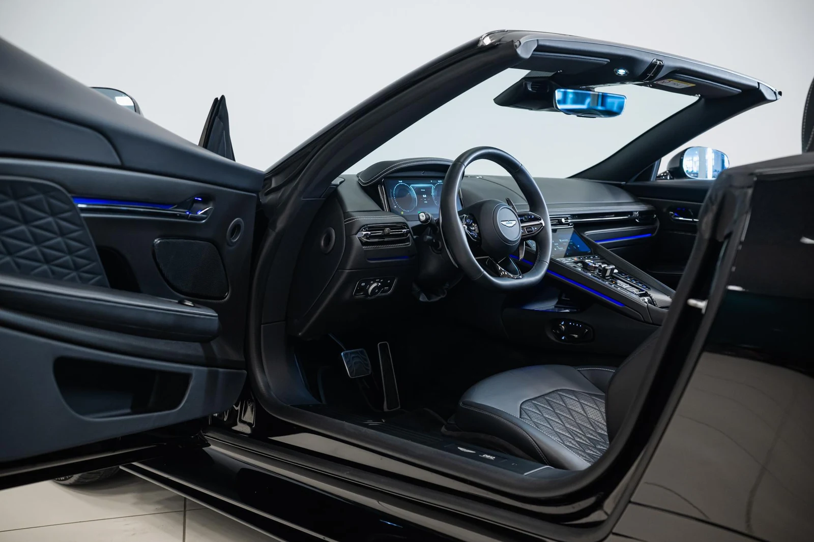 Aston Martin DB12 Volante, 3/10