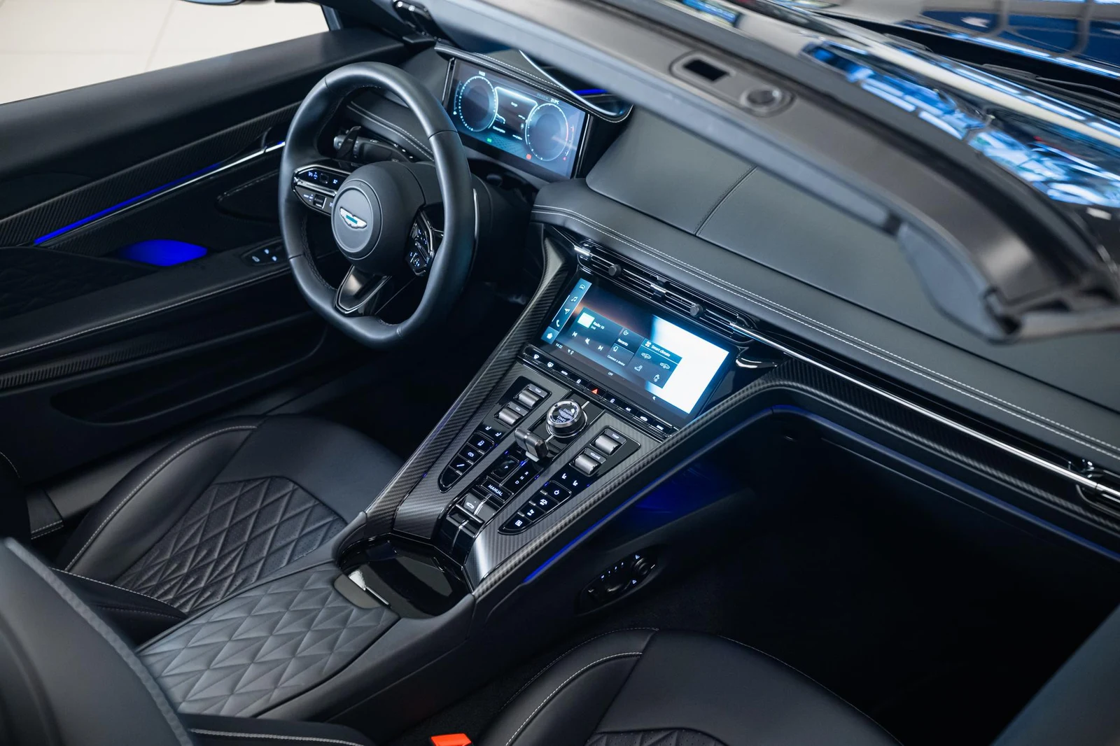 Aston Martin DB12 Volante, 4/10