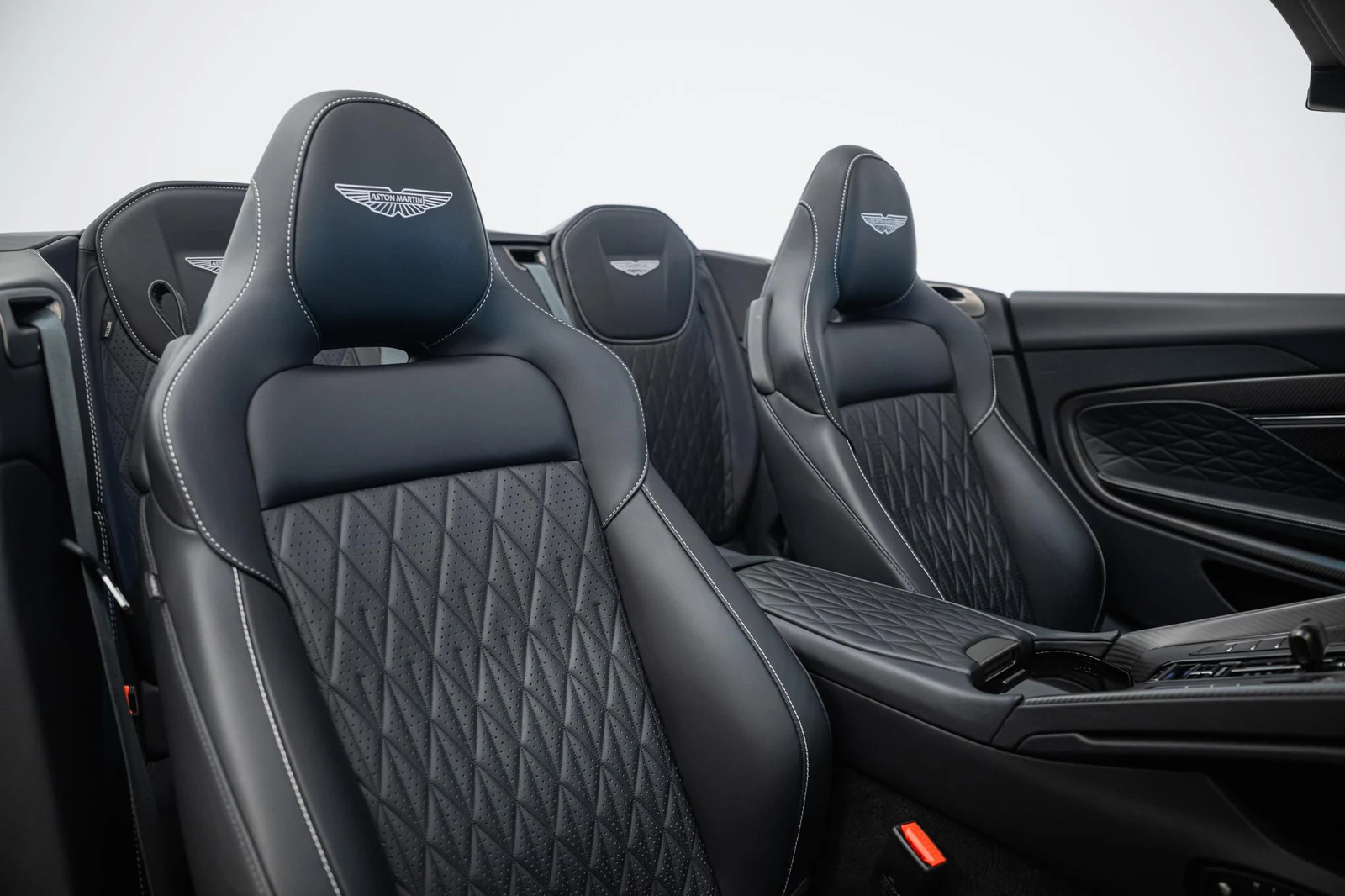Aston Martin DB12 Volante, 5/10