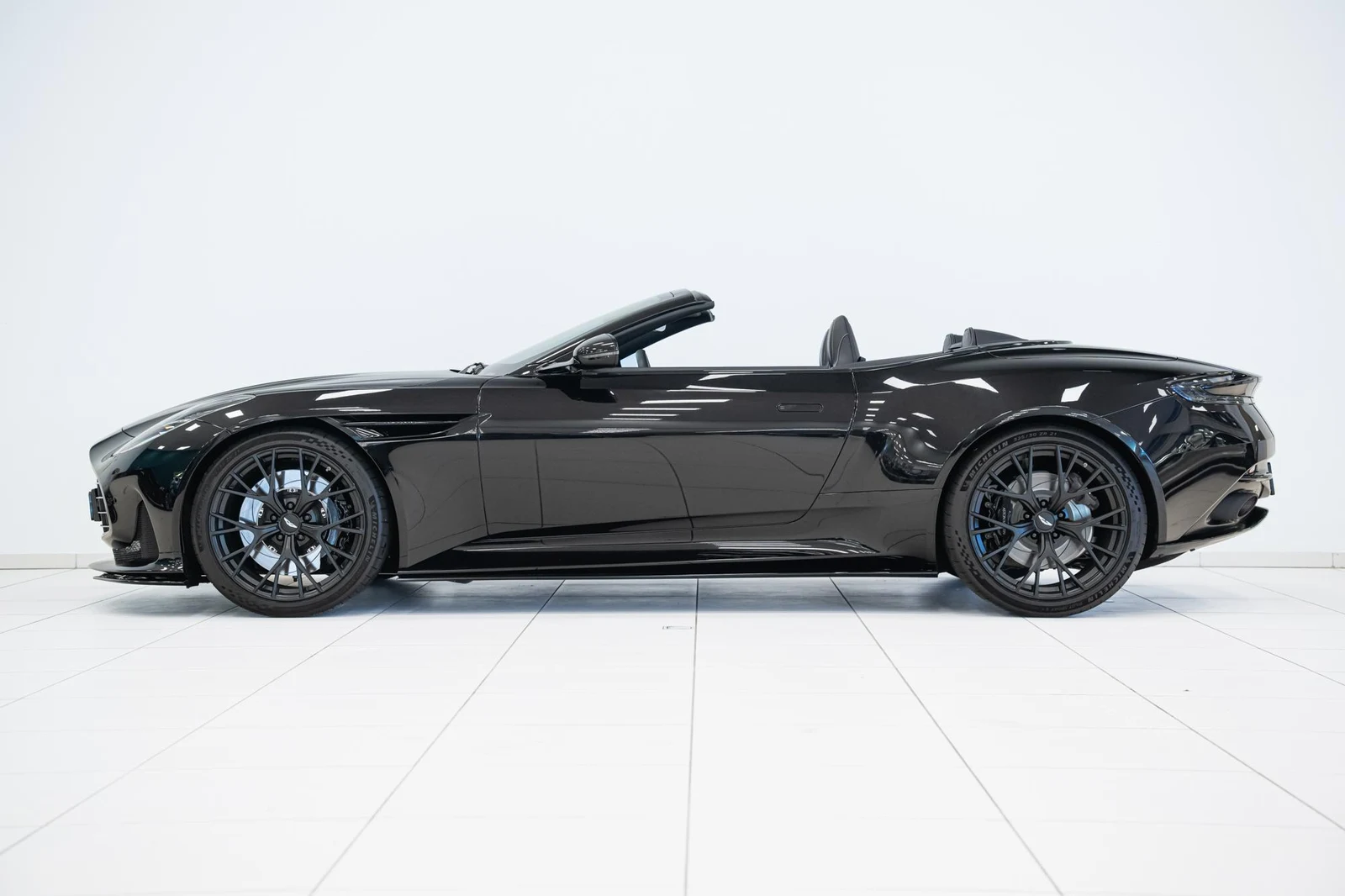 Aston Martin DB12 Volante, 7/10
