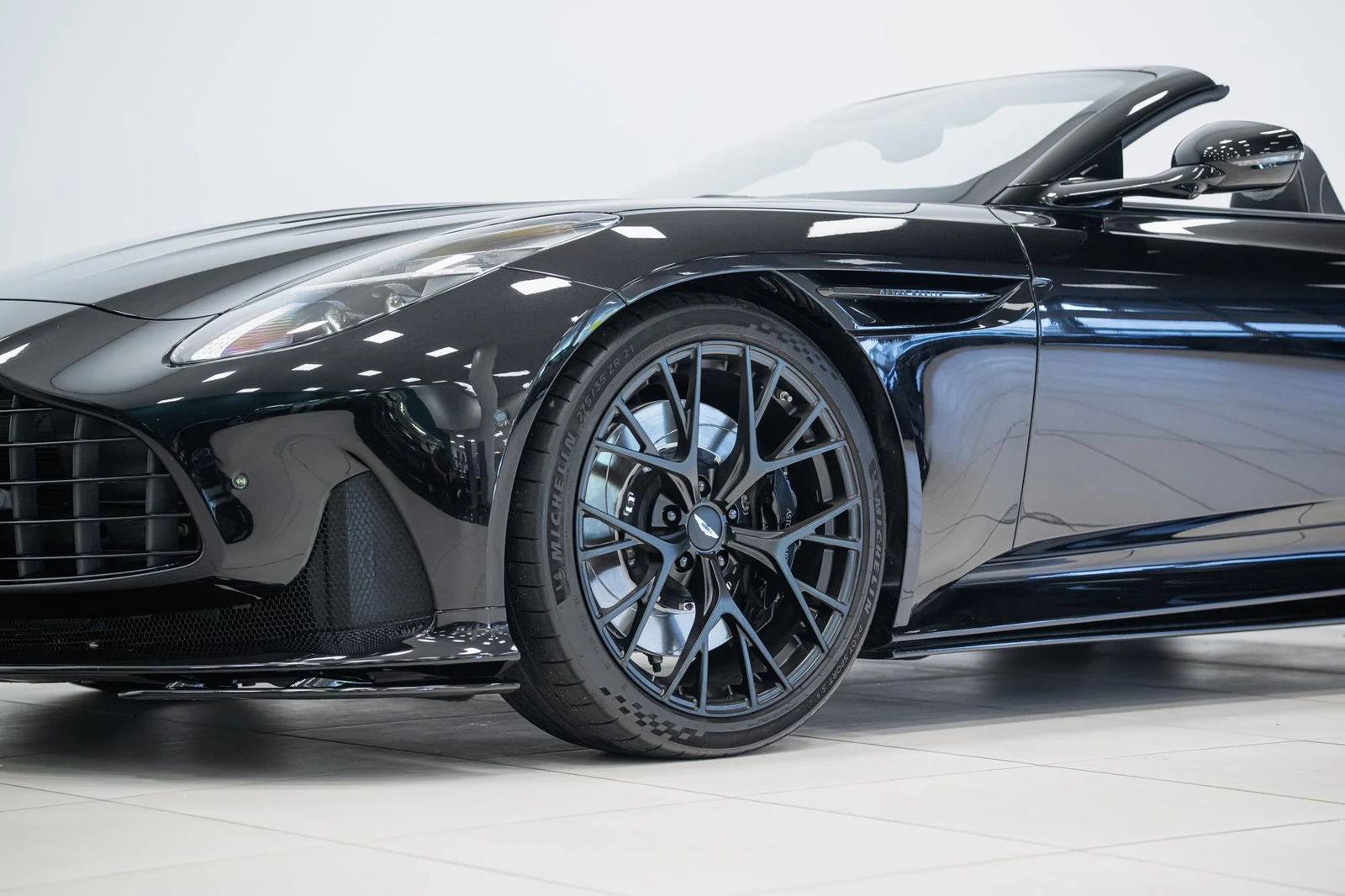 Aston Martin DB12 Volante, 9/10