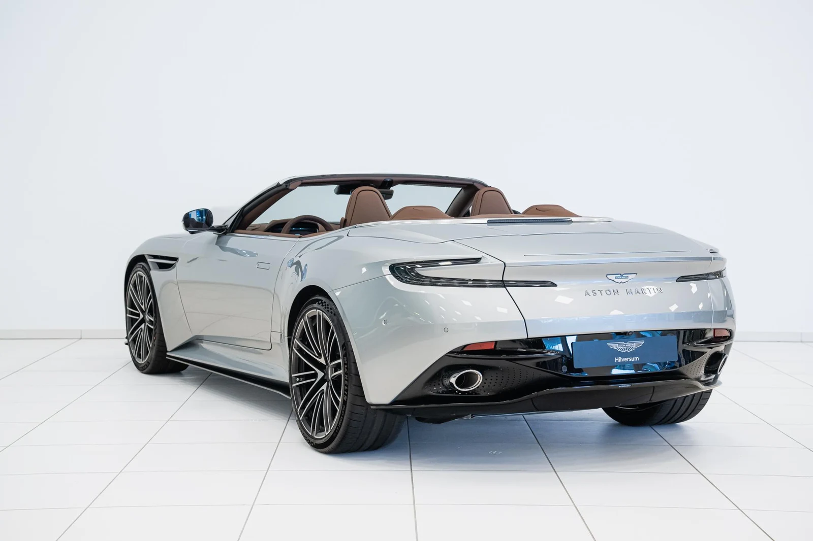 Aston Martin DB12 Volante, 3/10
