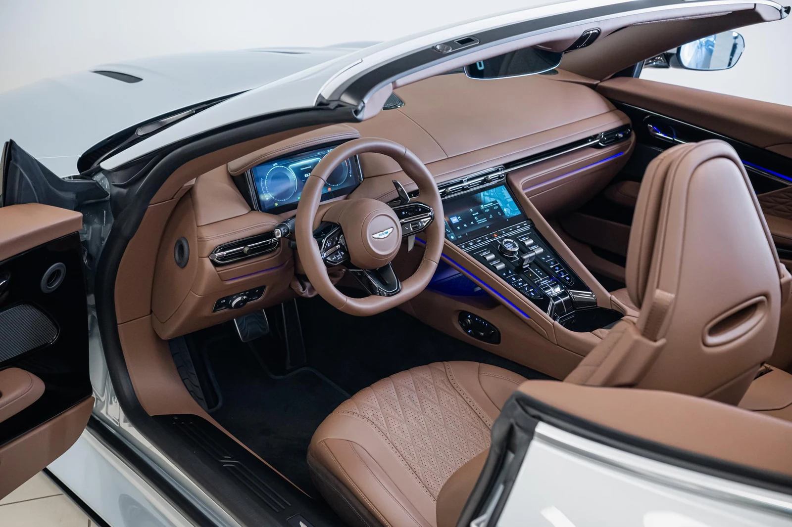 Aston Martin DB12 Volante, 4/10