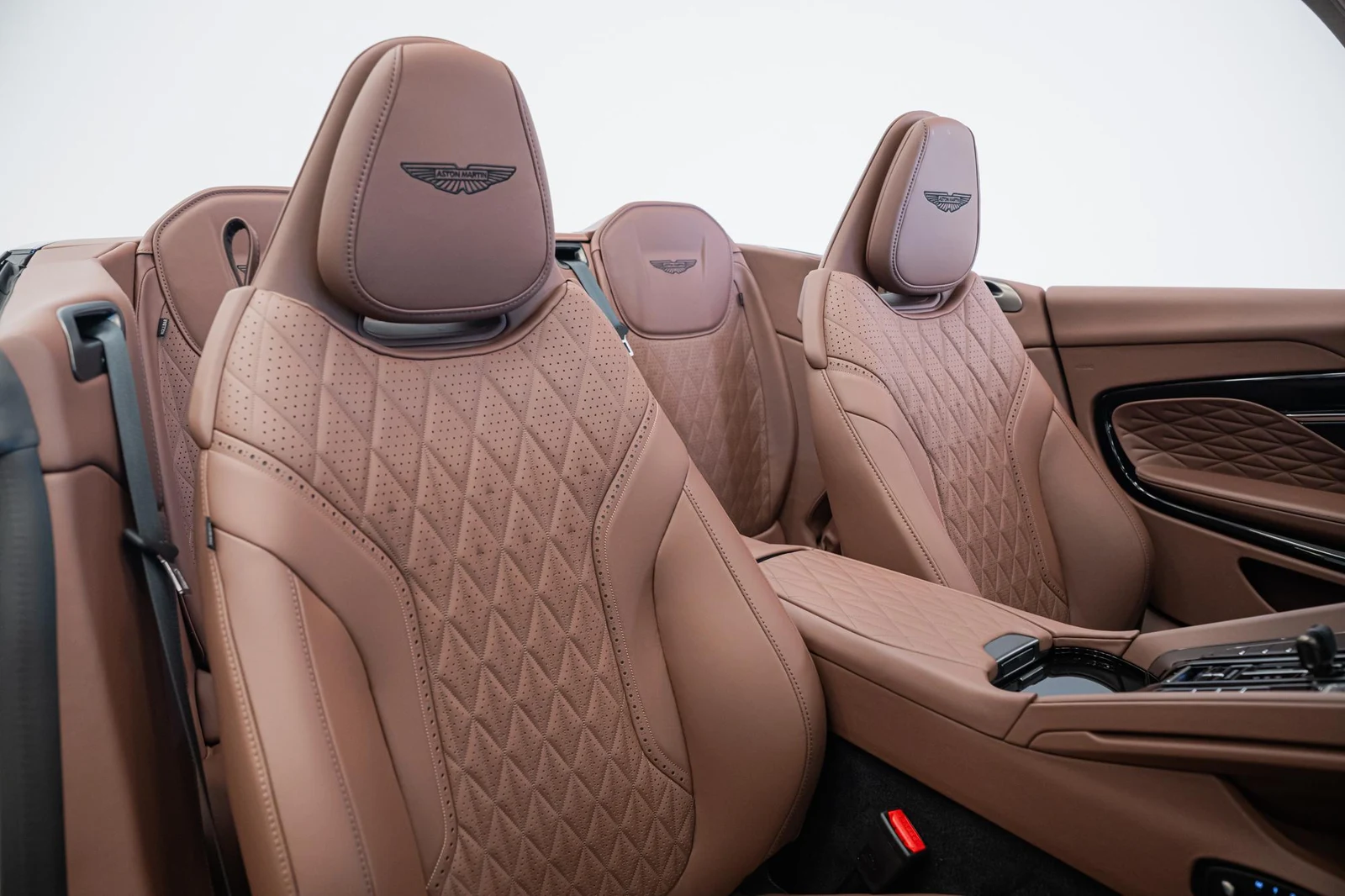 Aston Martin DB12 Volante, 5/10