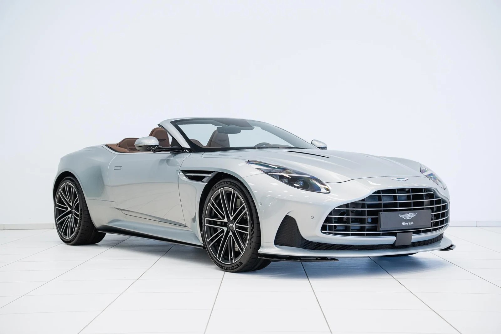 Aston Martin DB12 Volante, 6/10