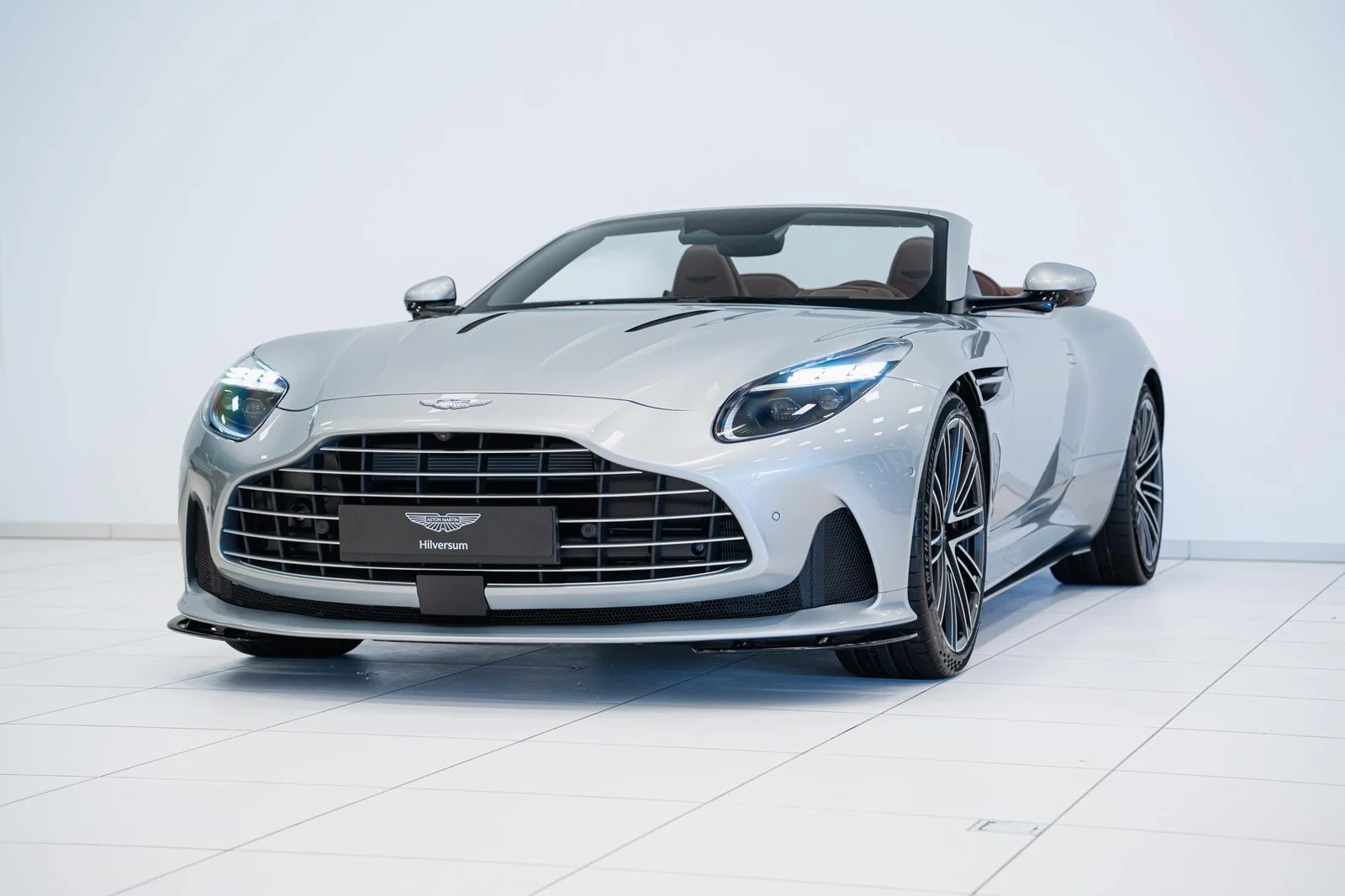 Aston Martin DB12 Volante, 7/10