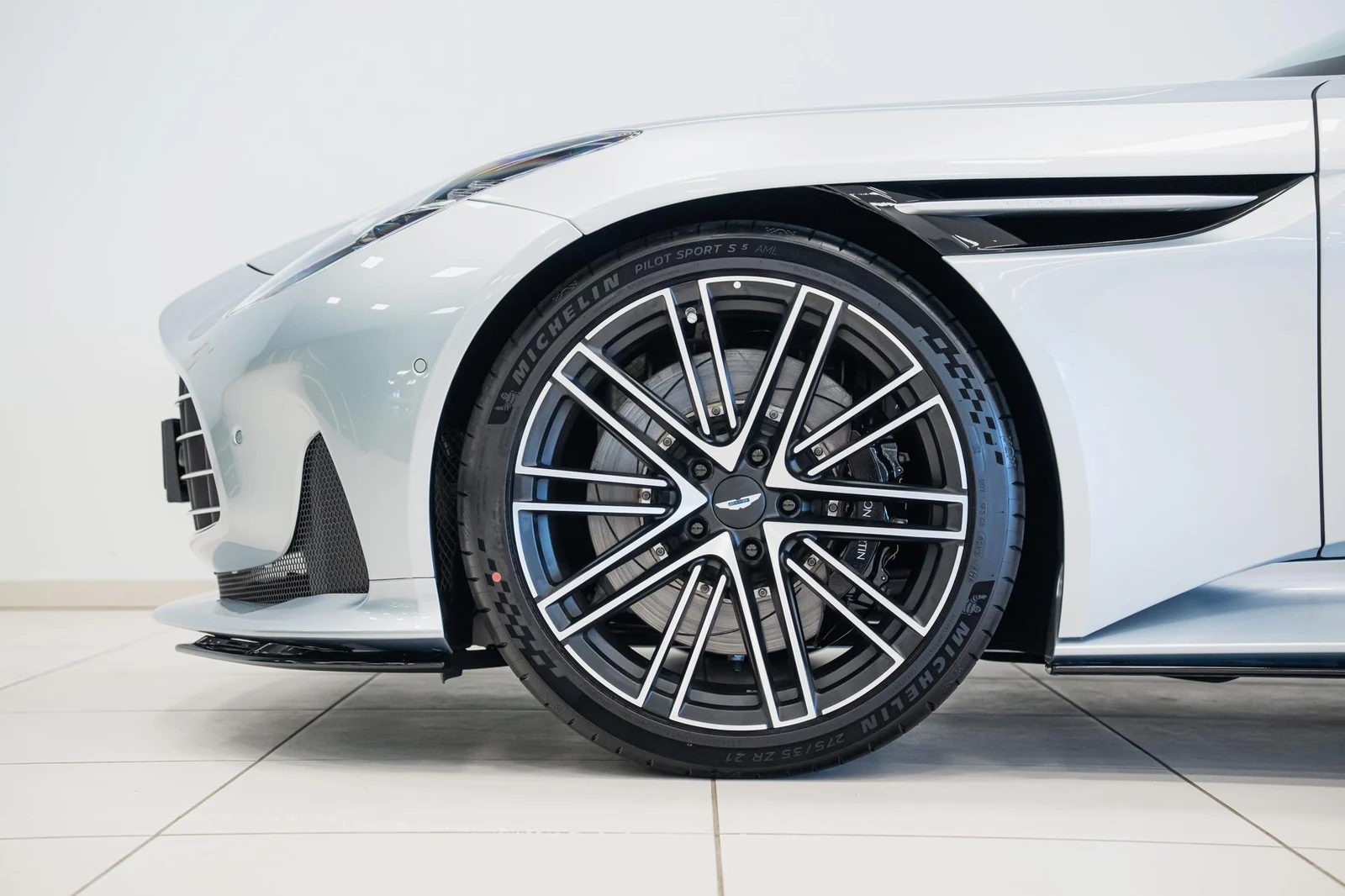 Aston Martin DB12 Volante, 9/10