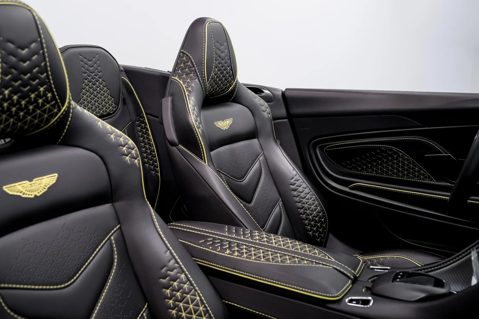Aston Martin DBS Superleggera Volante, 4/10