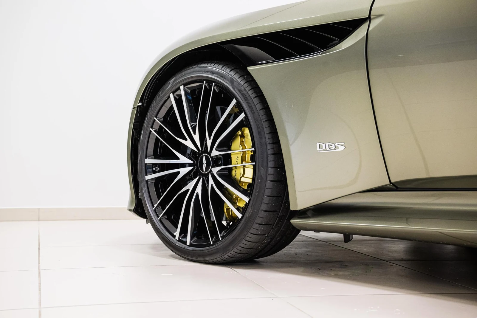 Aston Martin DBS Superleggera Volante, 6/10