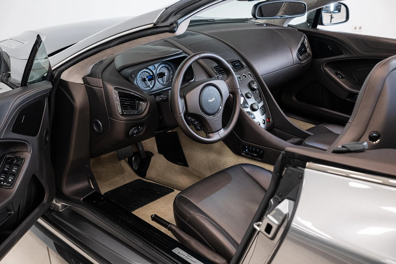 Aston Martin Vanquish Volante, 4/10