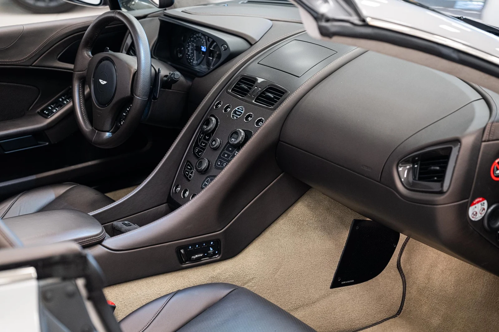 Aston Martin Vanquish Volante, 8/10
