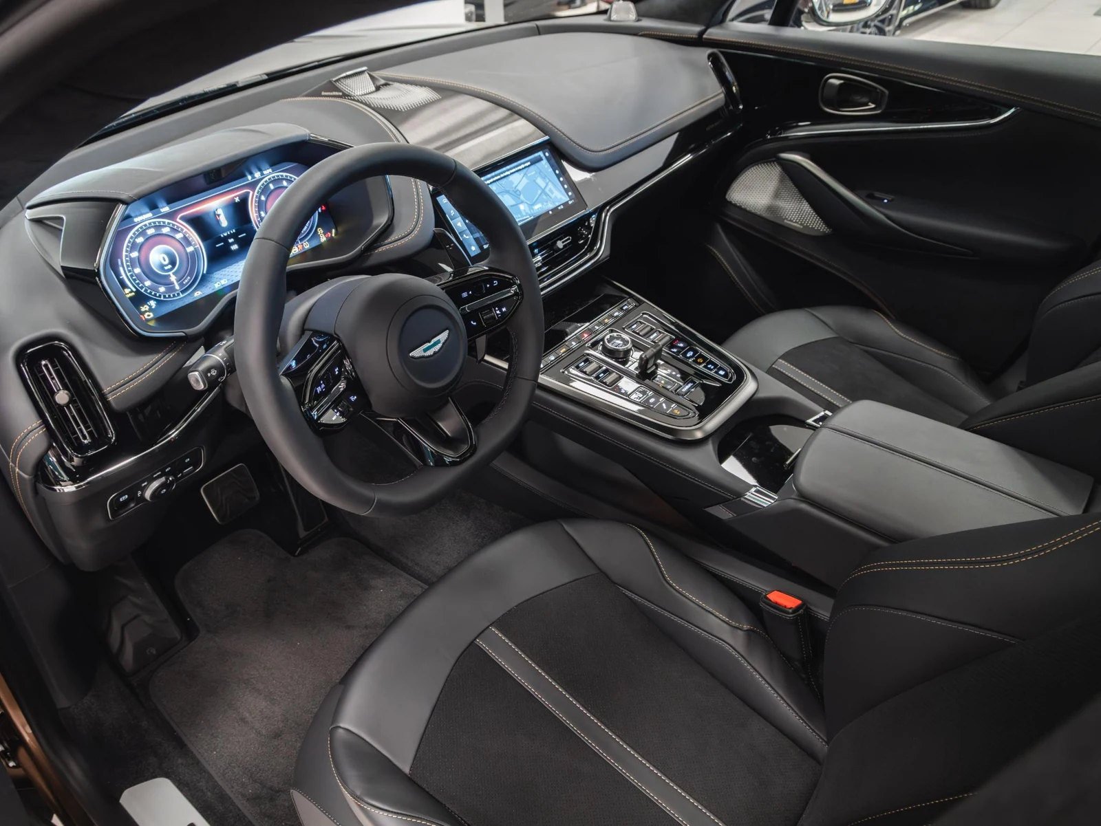 Aston Martin DBX 707, 4/10