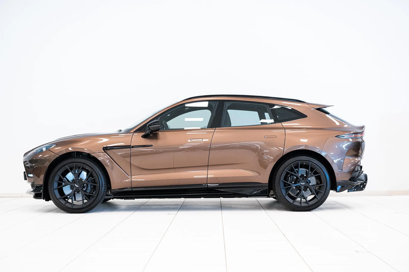 Aston Martin DBX 707, 6/10