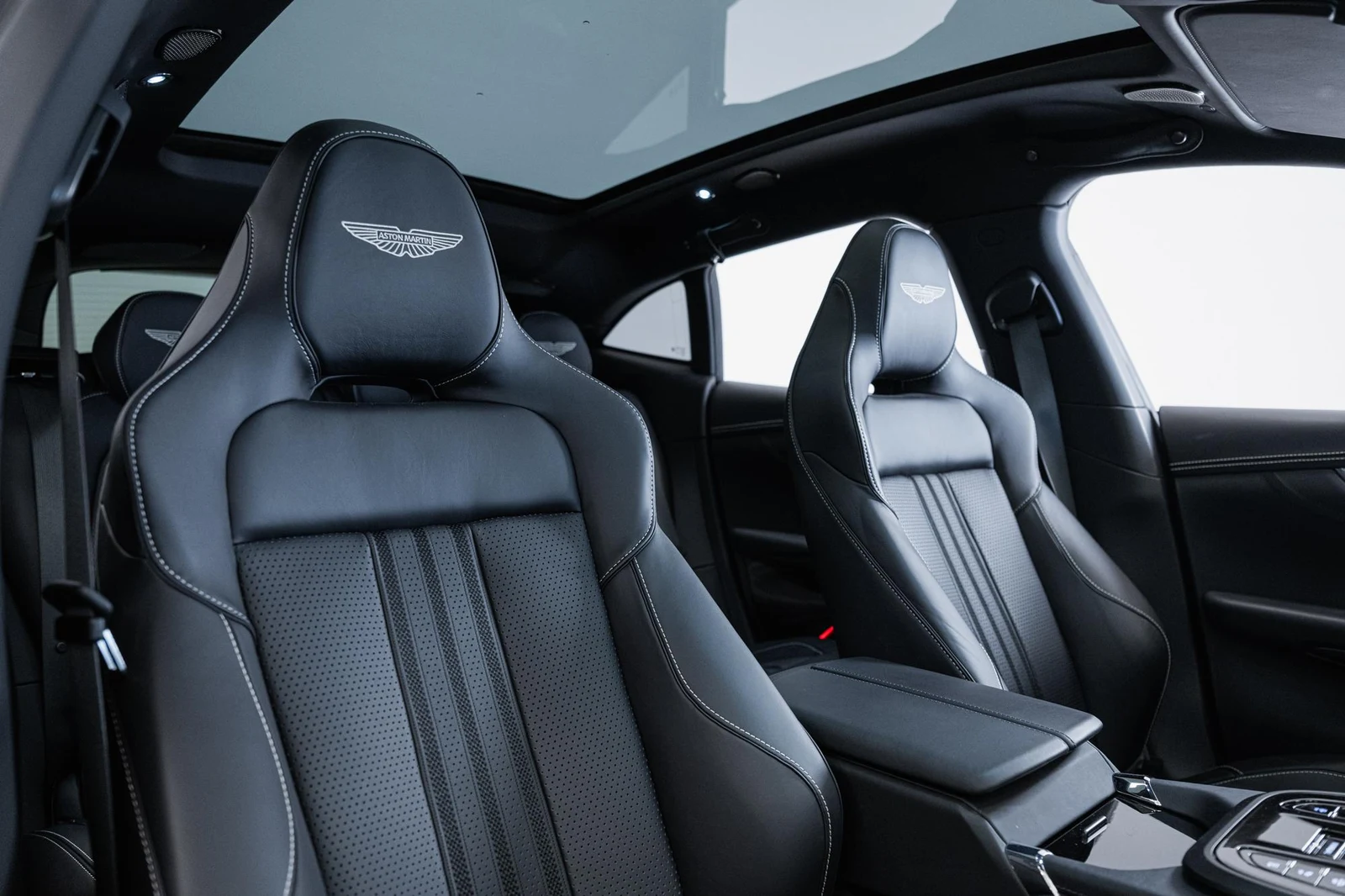 Aston Martin DBX 707, 5/10
