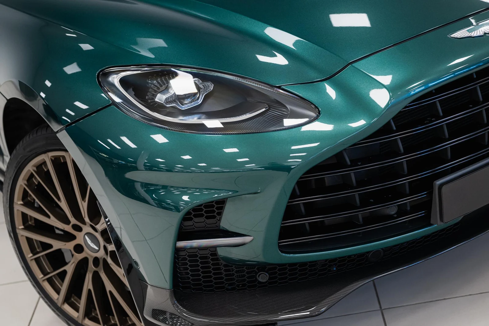 Aston Martin DBX 707, 7/10