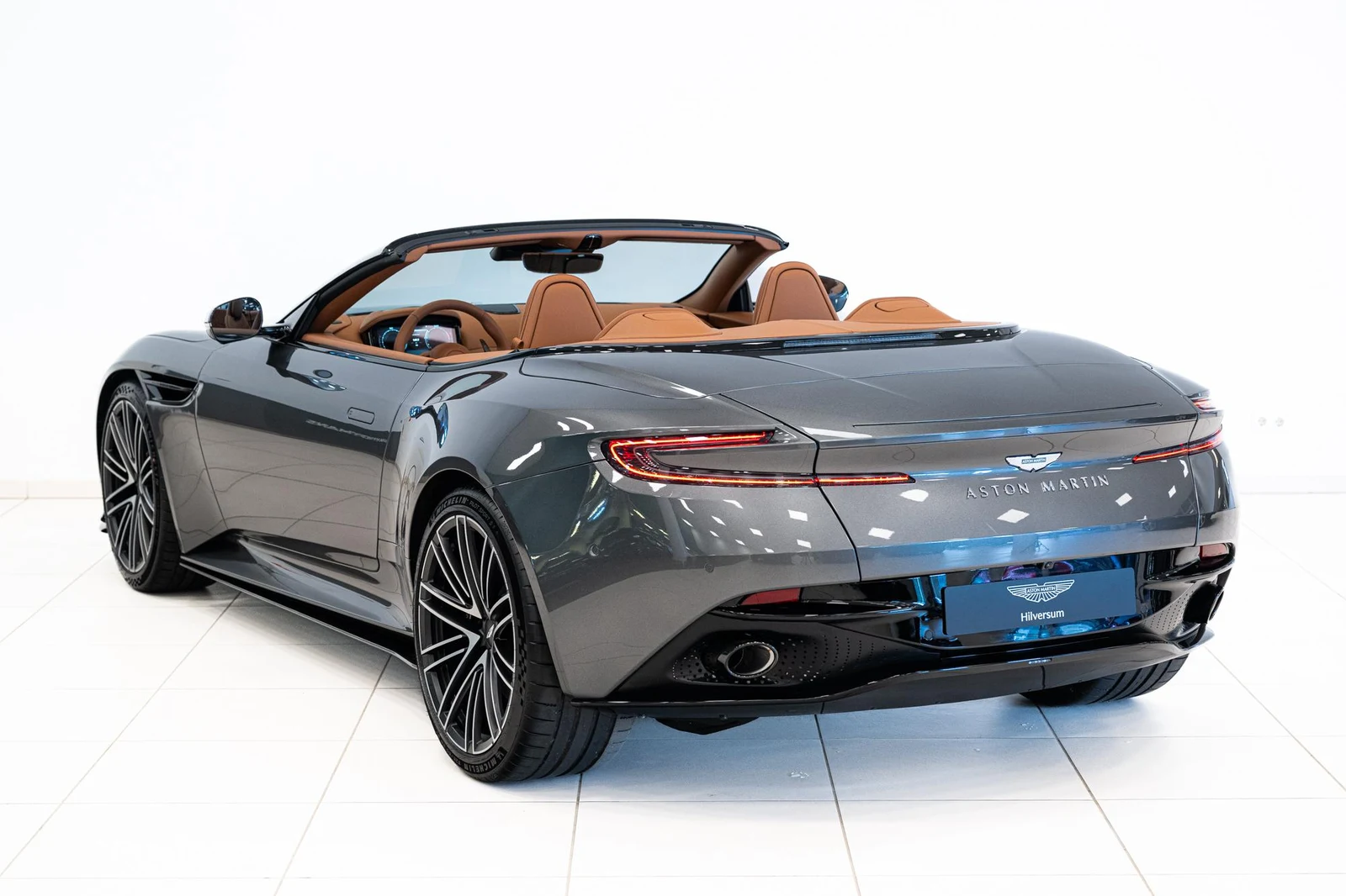 Aston Martin DB12 Volante, 3/10