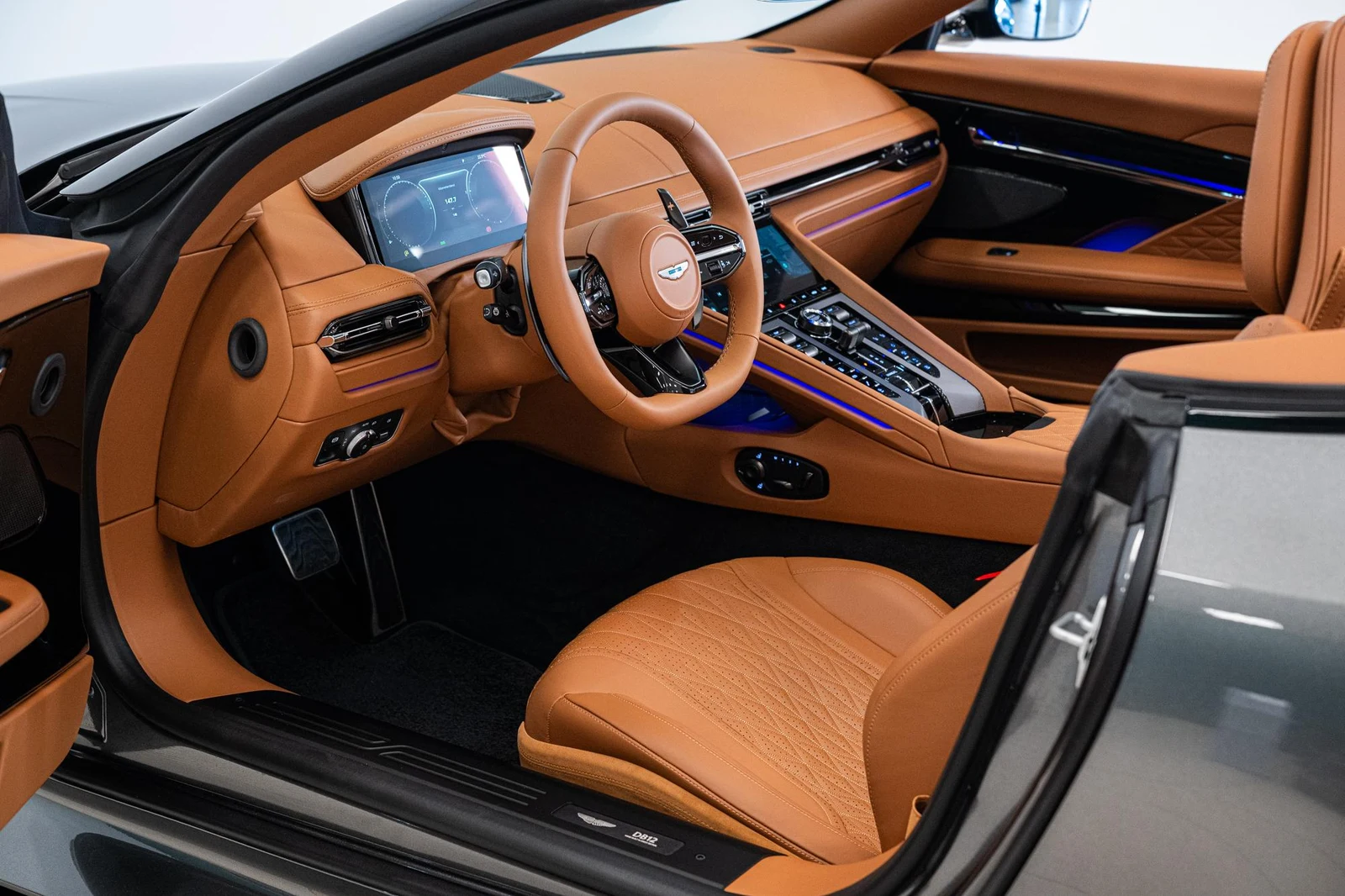 Aston Martin DB12 Volante, 4/10