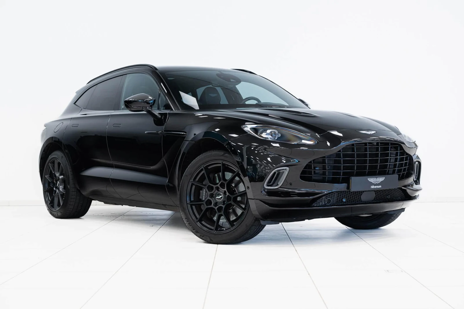 Kroymans photograph of Aston Martin DBX V8