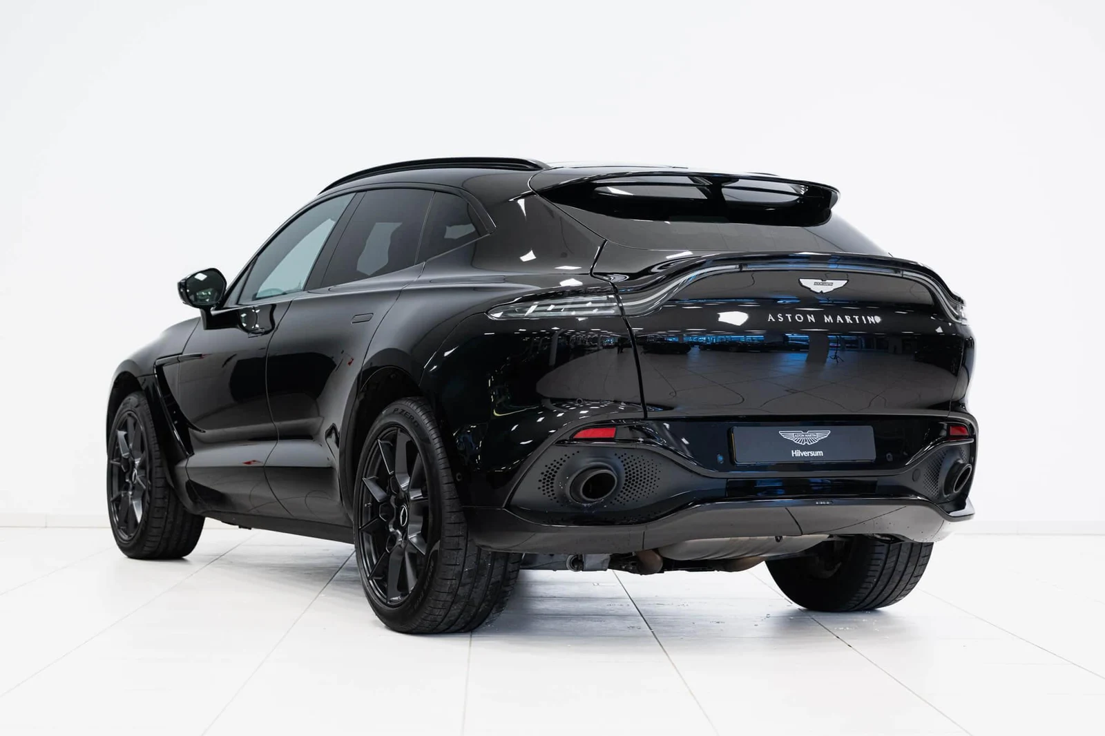 Aston Martin DBX V8, 2/10