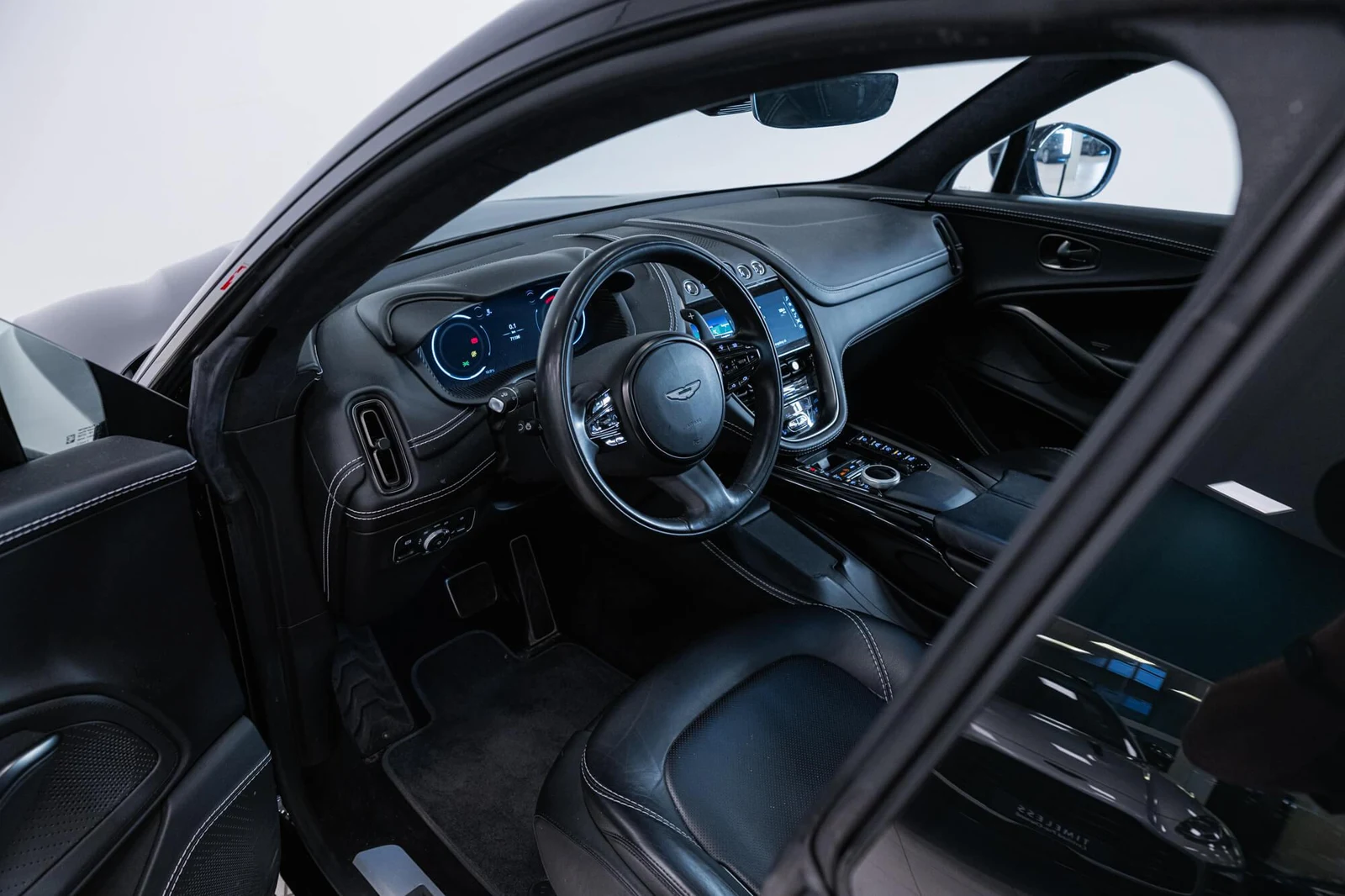 Aston Martin DBX V8, 3/10