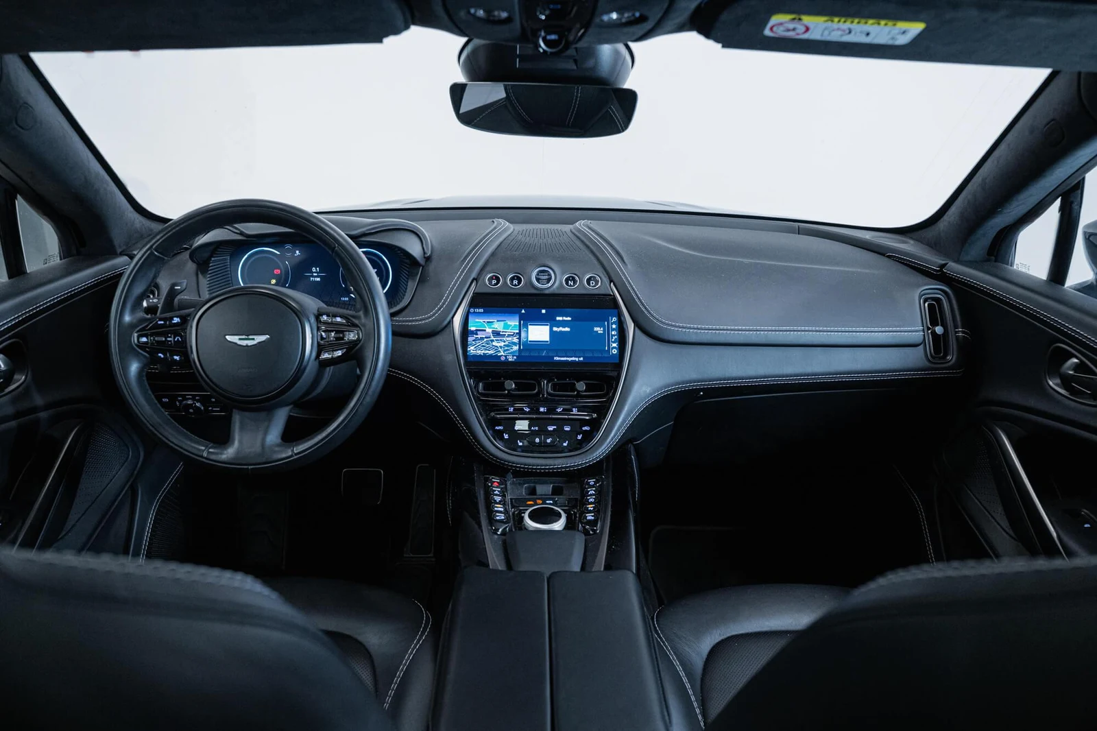 Aston Martin DBX V8, 4/10