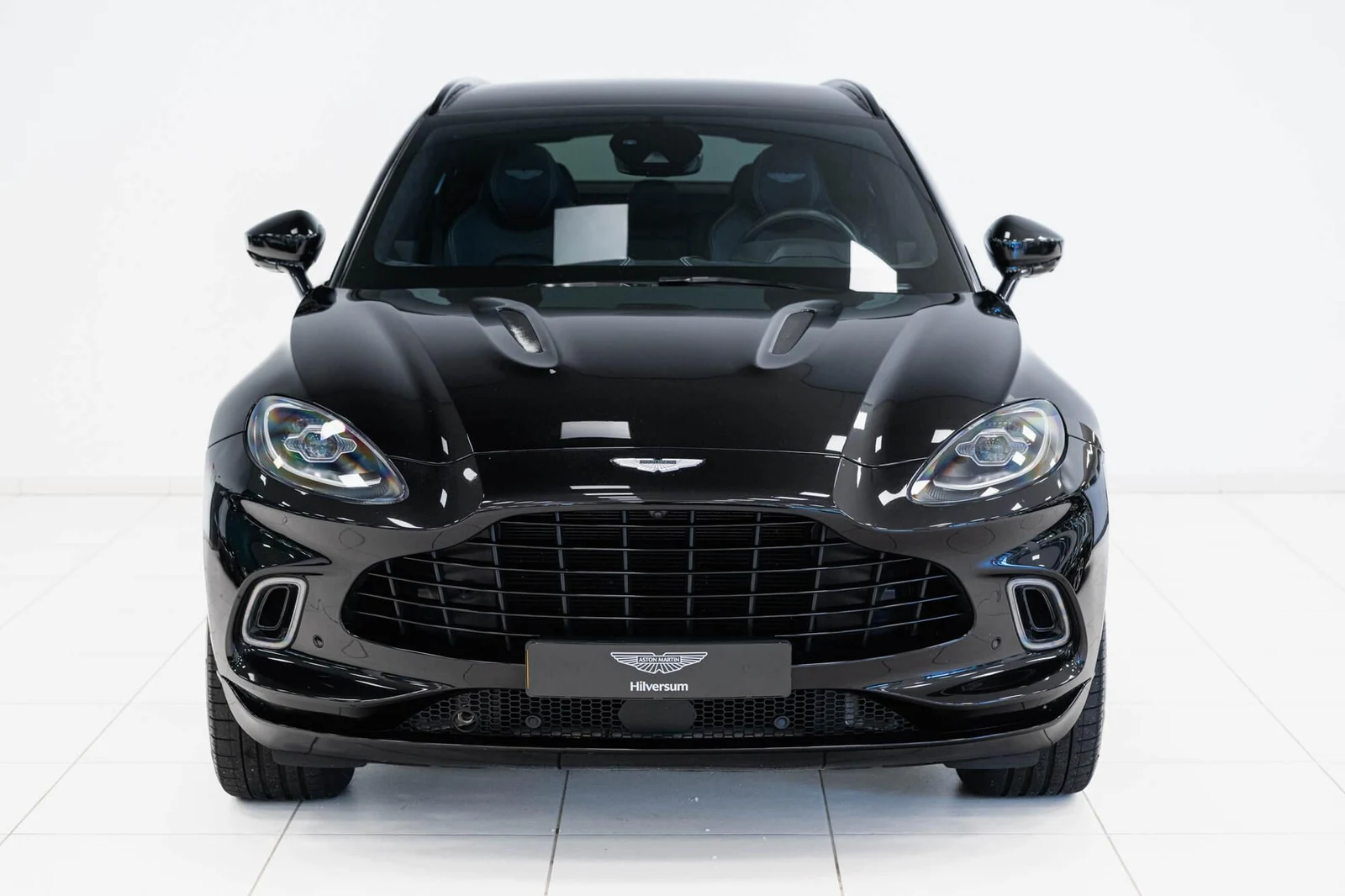 Aston Martin DBX V8, 5/10