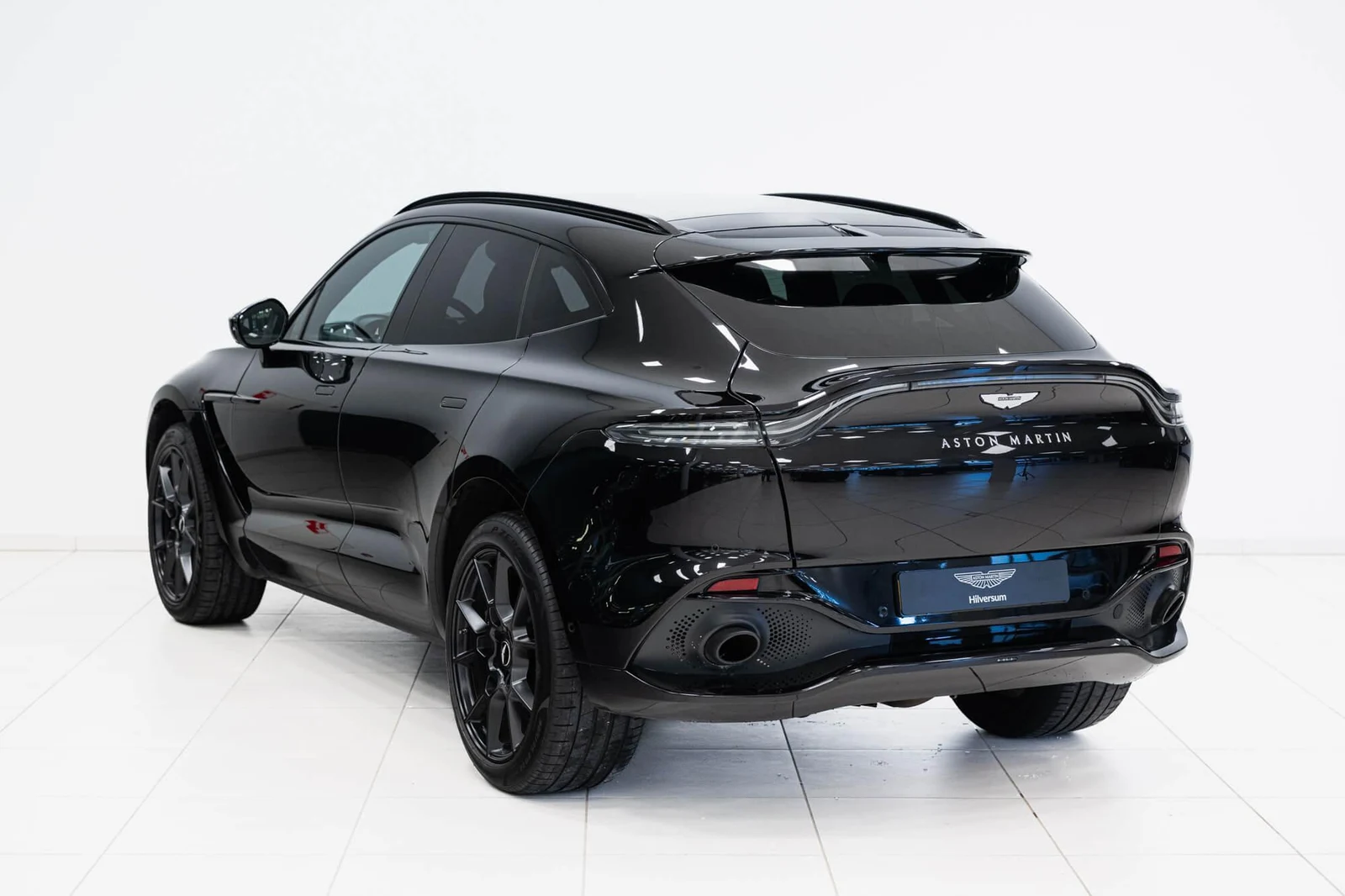 Aston Martin DBX V8, 6/10