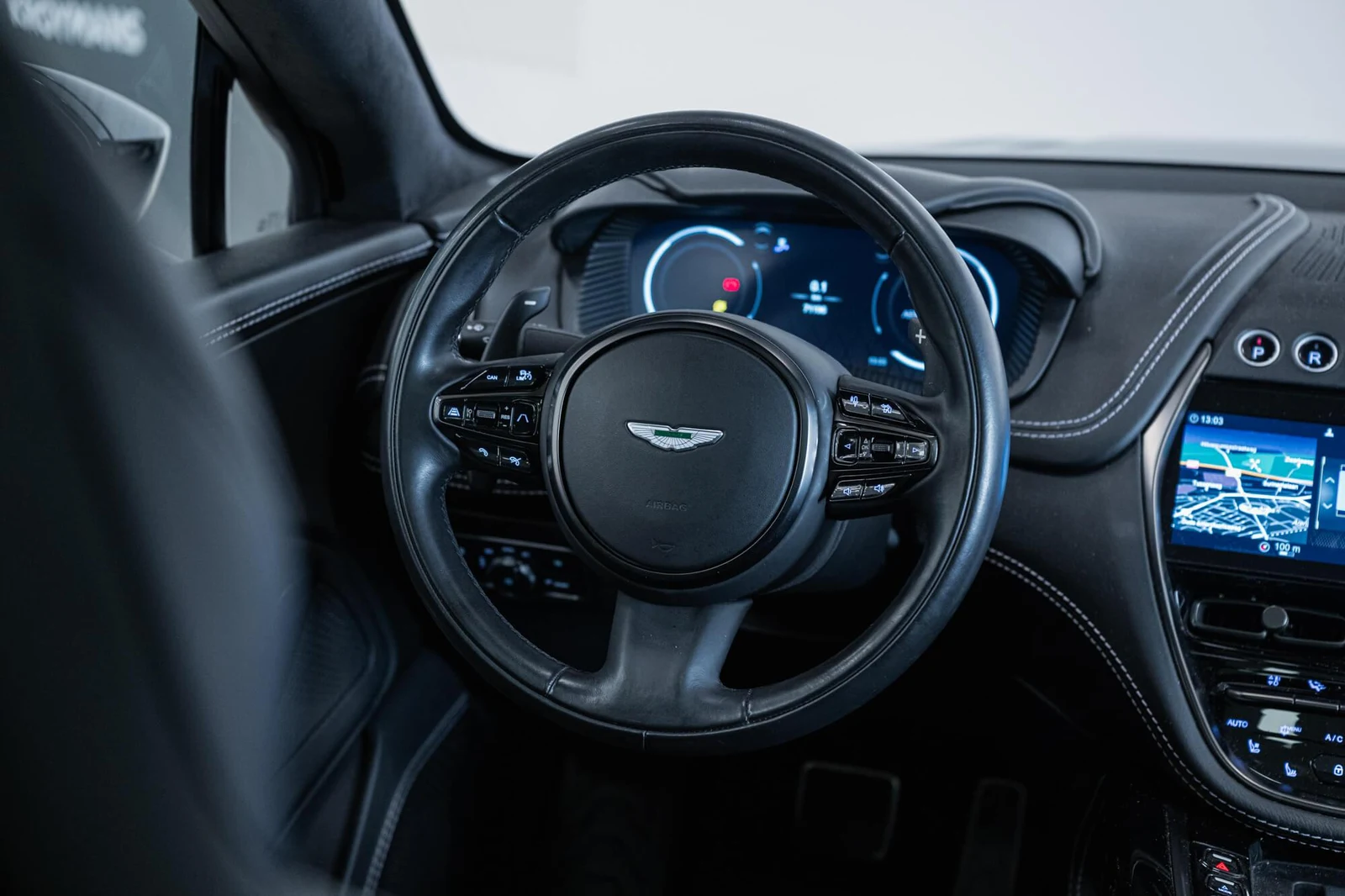 Aston Martin DBX V8, 8/10