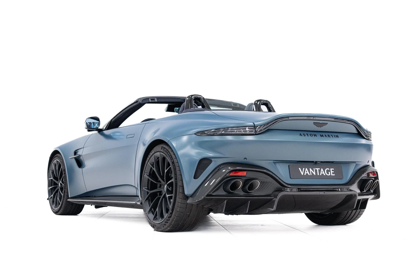 Aston Martin Vantage Roadster, 9/10