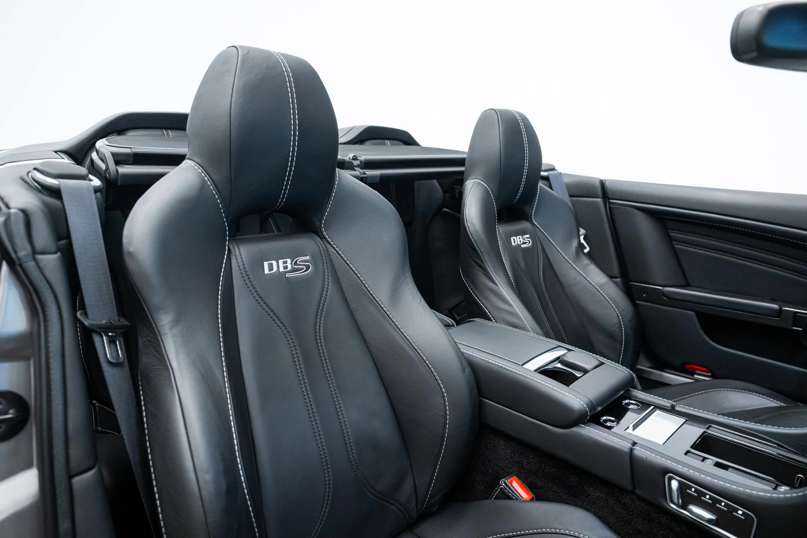 Aston Martin DBS Volante, 4/10