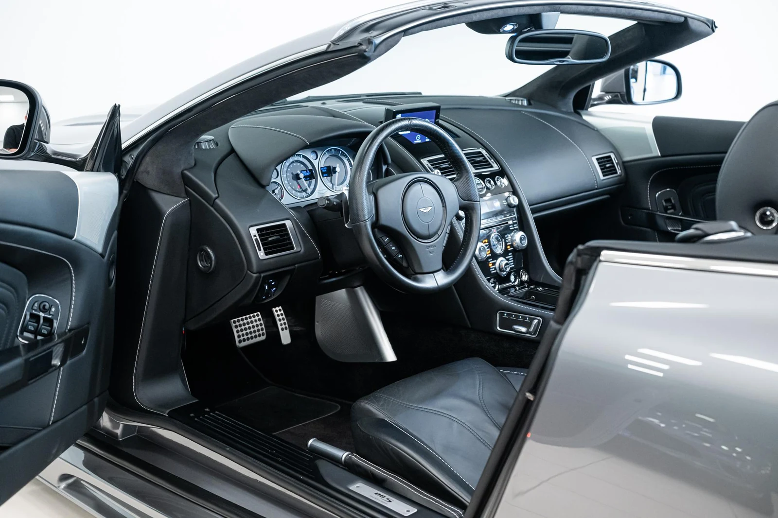 Aston Martin DBS Volante, 5/10