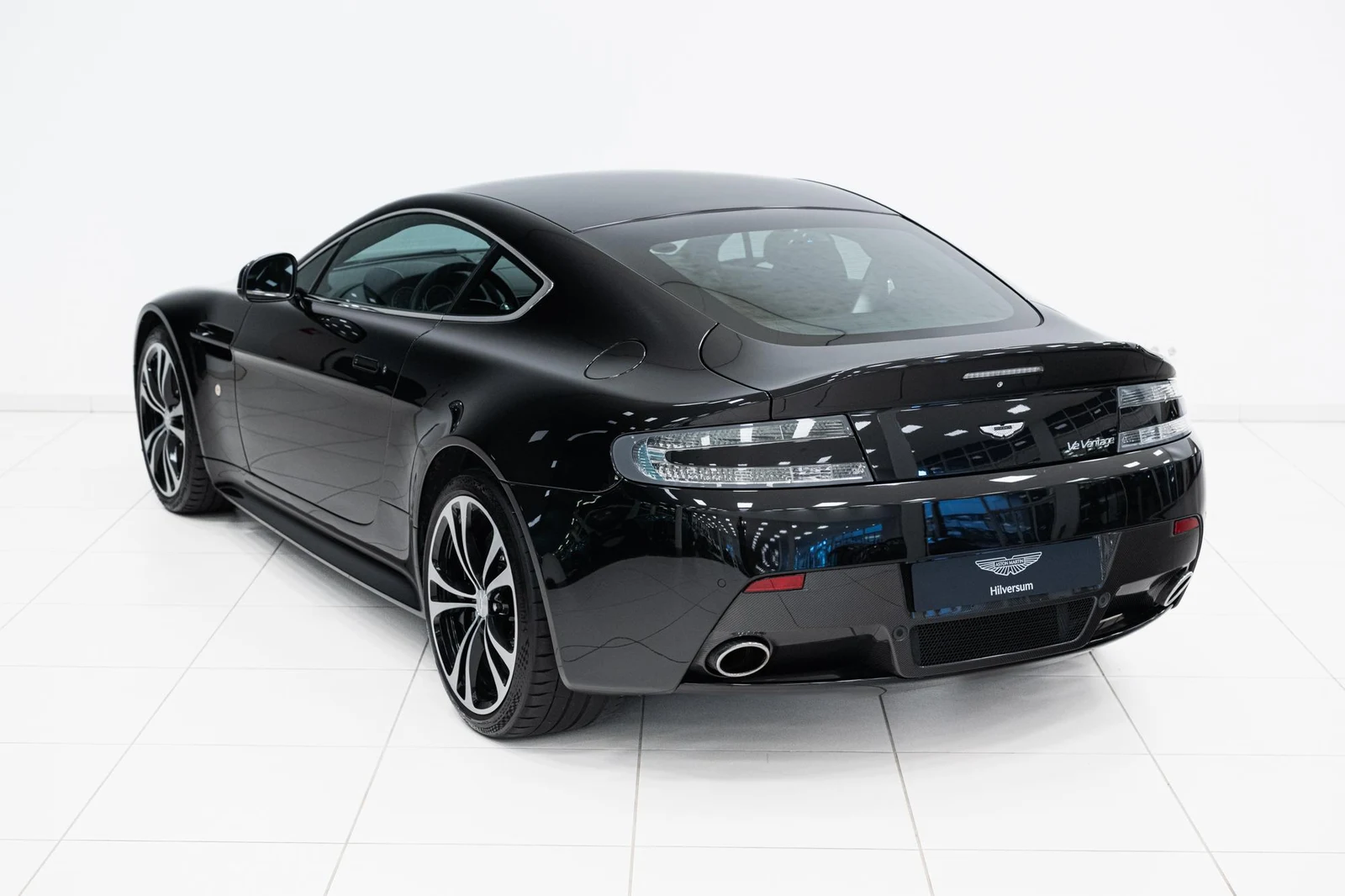 Aston Martin V12 Vantage, 3/10