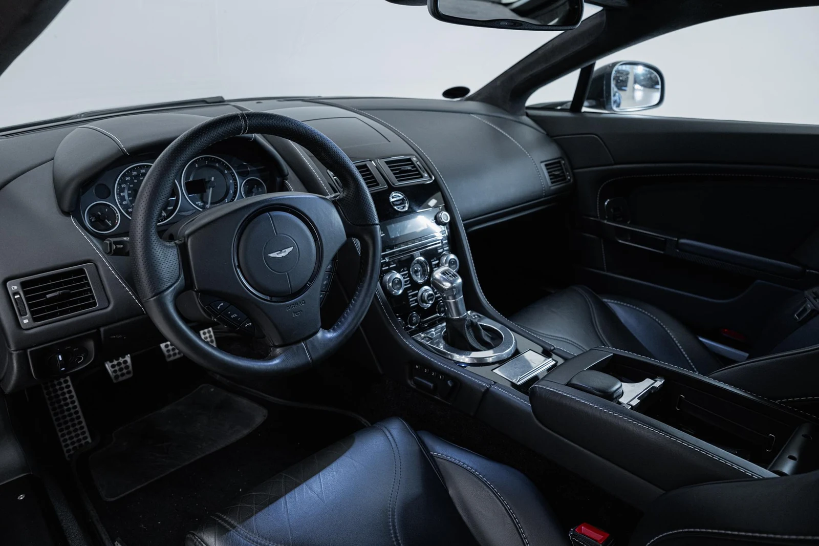 Aston Martin V12 Vantage, 4/10