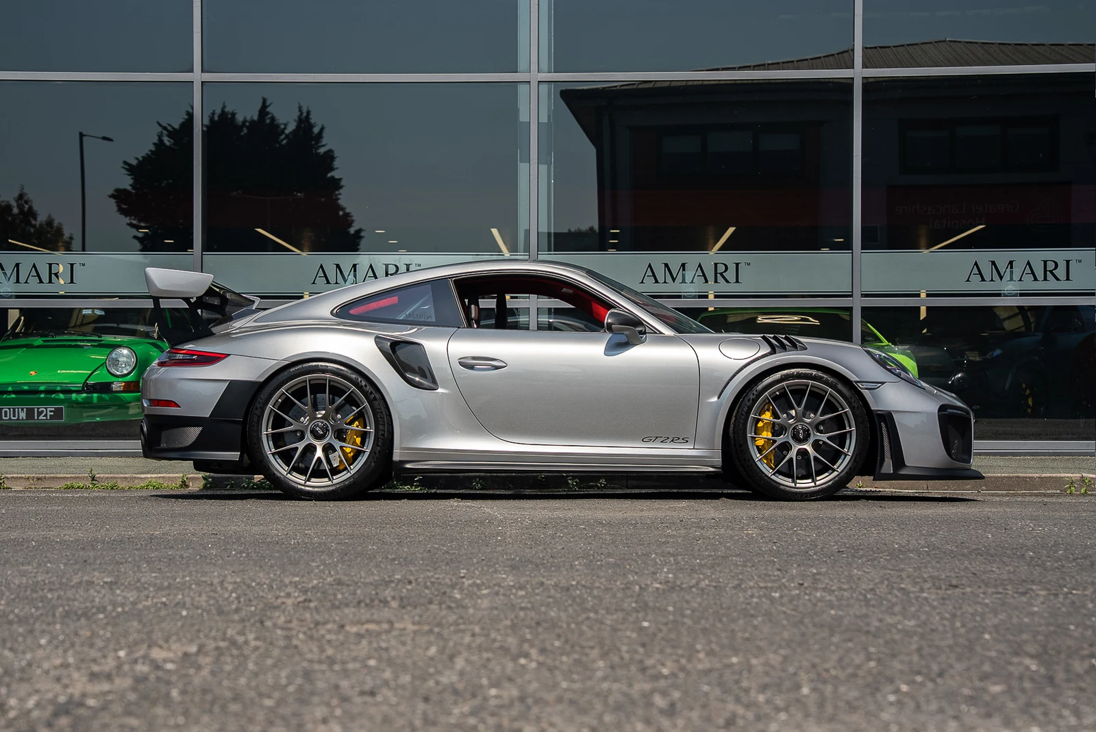 Porsche 911 GT2 RS Weissach (991), 2/10